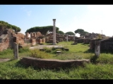 04902 ostia - regio i - insula xvii - terme del mitra (i,xvii,2) - blick ri sueden - vordergrund raum g - dahinter raum f - dann raum e (frigidarium) - hinten raum d.jpg